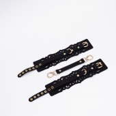 Черный кожаные оковы с узорами и золотистой фурнитурой - Crazy Handmade - купить с доставкой в Грозном