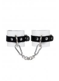 Бело-черные кожаные наручники с одним ремешком с люверсами - Pecado - купить с доставкой в Грозном