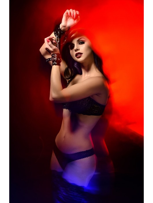 Черные кожаные однослойные наручники с люверсами - Pecado - купить с доставкой в Грозном