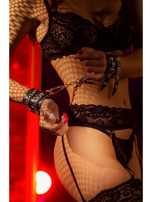 Черные кожаные наручники с двумя ремнями и красной подкладкой - Pecado - купить с доставкой в Грозном